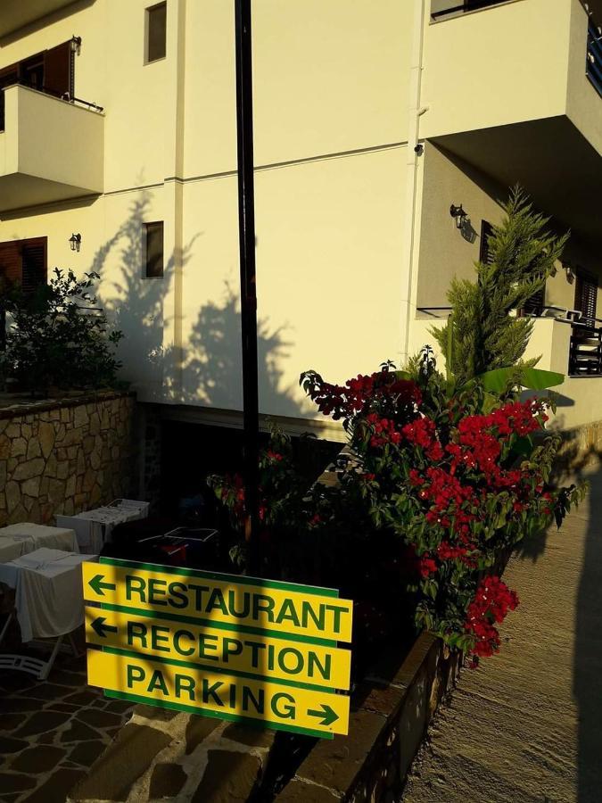 Hotel Natali Dhërmi Екстериор снимка